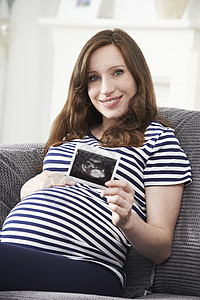 孕妇持婴儿超声扫描的肖像图片