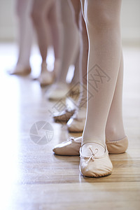 儿童芭蕾舞蹈课上闭上双脚高清图片