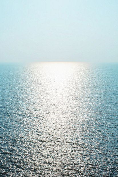 天空大海反射着阳光图片