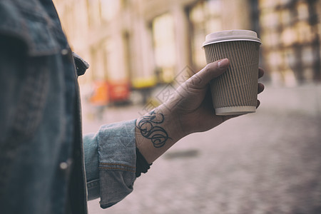 街头美食节上用咖啡杯特写男的手图片