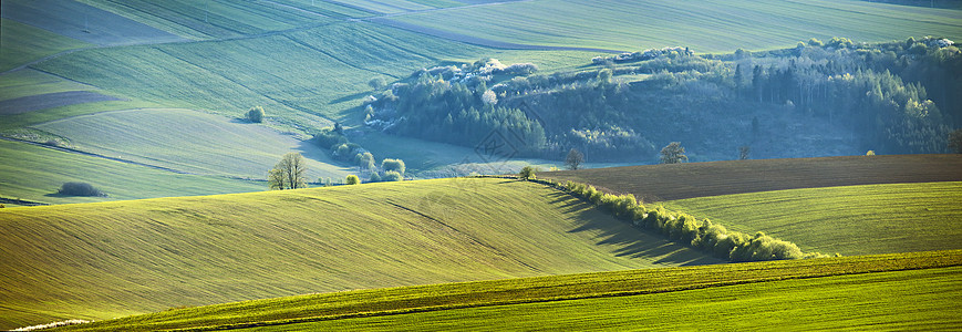 斯洛伐克的春天四月阳光明媚的山丘乡村全景图片