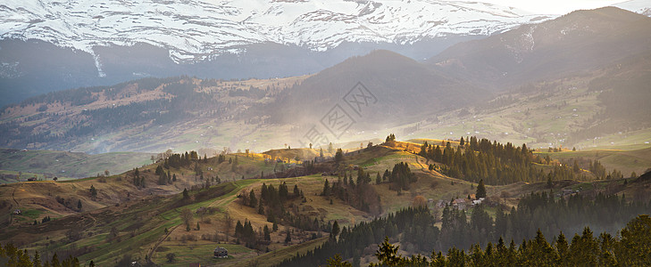 春光明媚的喀尔巴阡山雪绿色的田野图片