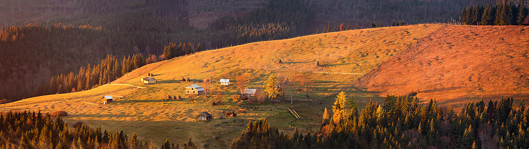 秋天的乡村景色山上秋天的喀尔巴阡全景图片