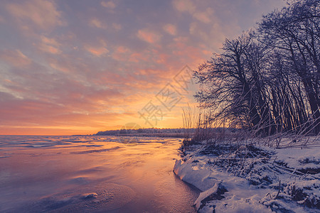 冬天冰的湖日出图片
