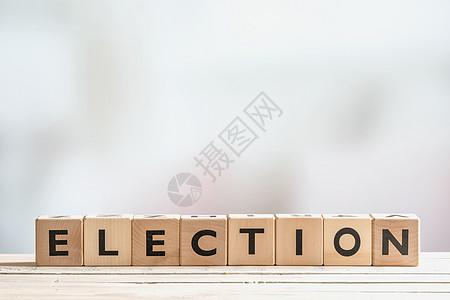 选举标志由桌子上的木块制成图片