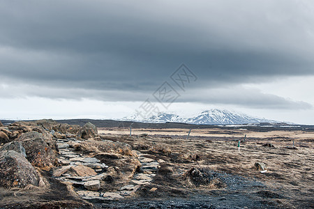 多云天气下来自冰岛的冰河时期景观背景图片