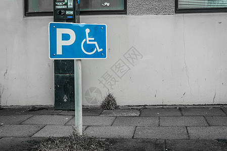 残疾人停车标志建筑物前的街道上背景