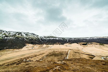 冰岛多云天气下的田野山脉图片