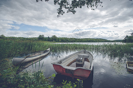田园诗般的湖,艘小船艘独木舟图片