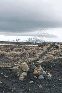 冰岛岩石景观上多云的天气图片
