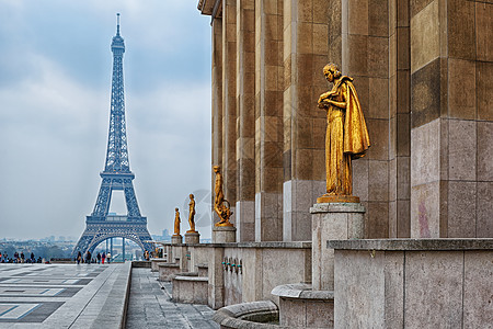 特罗卡德罗与黄金雕像埃菲尔铁塔,巴黎图片