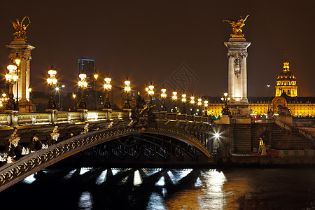 亚历山大三世桥横跨塞纳河巴黎,法国夜间图片