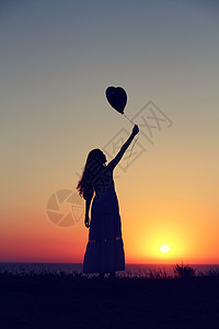 天空气球夏天的傍晚,海滩上剪影个轻的女人照片色调风格Instagram过滤器背景