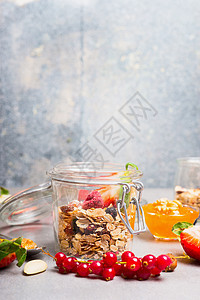 健康早餐与穆斯利浆果轻乡村厨房背景健康的生活方式干净的食物观念图片