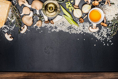 蘑菇饭配料黑色黑板背景,顶部视图意大利食物图片素材
