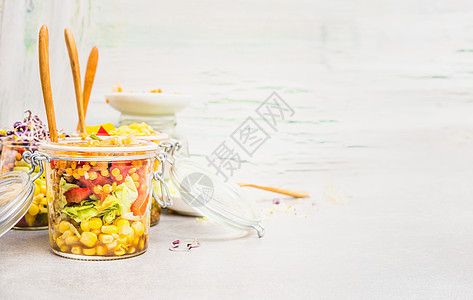 浅背景的素食罐沙拉,侧视,文字的地方健康干净的饮食饮食图片