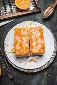 橙色蛋糕与水果糖霜乡村厨房桌子上,顶部视图图片