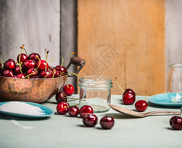 樱桃浆果保存与璃罐乡村厨房桌子,木制背景图片