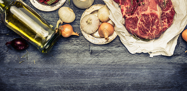 生大理石肉牛排与油香料乡村木制背景带烹饪的网站横幅复古色调图片