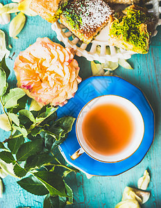 杯带蛋糕鲜花的茶夏季茶时间,顶景图片