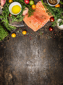 三文鱼鱼片烹饪原料黑暗的乡村木制背景,顶部视图健康食品烹饪理念图片
