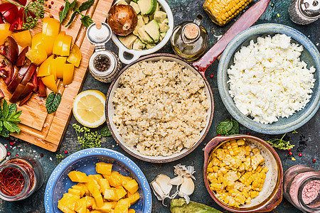 藜麦制剂与切碎蔬菜烹饪配料碗,顶部视图超级食物的图片