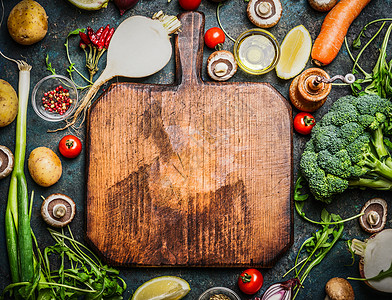 新鲜蔬菜配料,烹饪围绕复古砧板乡村背景,顶部视图,地点为文字素食素食健康烹饪理念图片