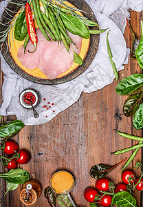 鸡胸与美味的蔬菜食材烹饪乡村木制背景,顶部视图,框架饮食保健食品的图片