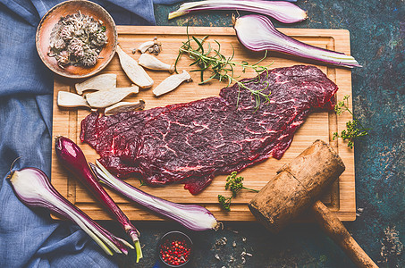 生牛肉切碎与木制肉粉烹饪原料砧板上图片