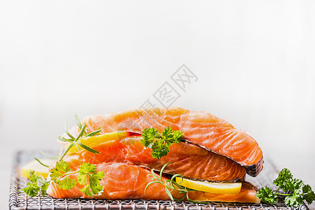 生鲑鱼与柠檬美味的烹饪轻背景图片