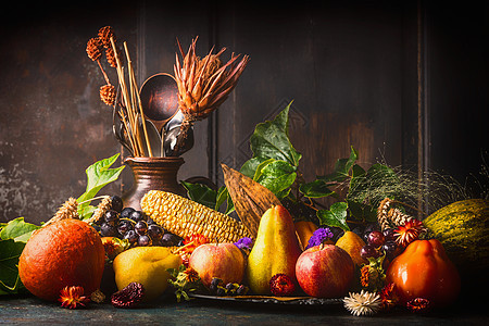 各种秋季水果蔬菜黑暗的乡村厨房桌子图片