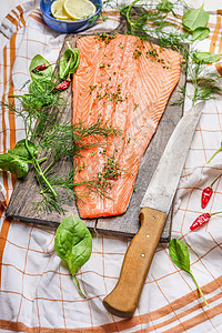 三文鱼鱼片砧板上,刀新鲜调味料香料格子厨房桌子上纳皮健康清洁食品饮食烹饪理念图片