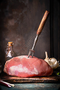 厨房桌子上的生火腿肉图片