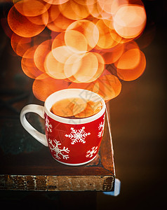 红色冬季雪花杯与热茶图片