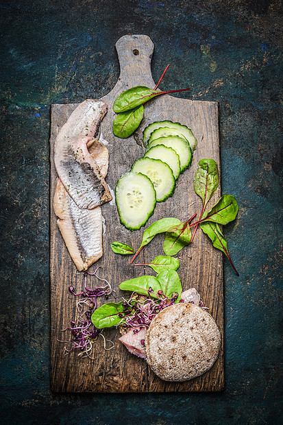 鱼三明治与鲱鱼新鲜健康的成分图片