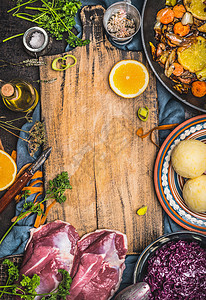 鸭胸烹饪准备与蔬菜成分,饺子红甘蓝周围的老化砧板,顶部视图,框架德国菜的背景图片