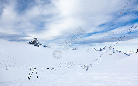 泽马特滑雪区的高空斜坡滑雪升降机背景下,麦角其他高峰瓦莱州,瑞士,欧洲阿尔卑斯山图片