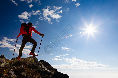 登山的人男徒步旅行者站山顶上背景