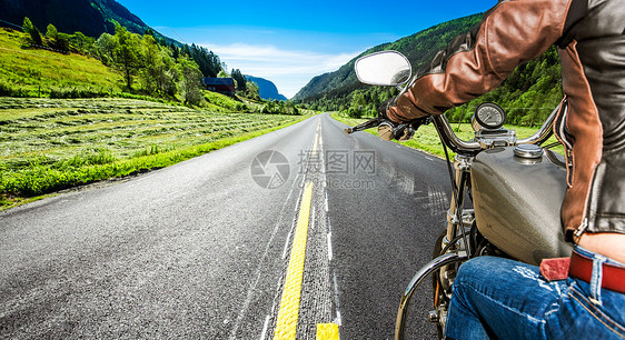 骑自行车的女孩雨中骑摩托车人称视图图片