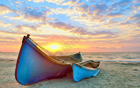 黑海上的渔船日出背景图片