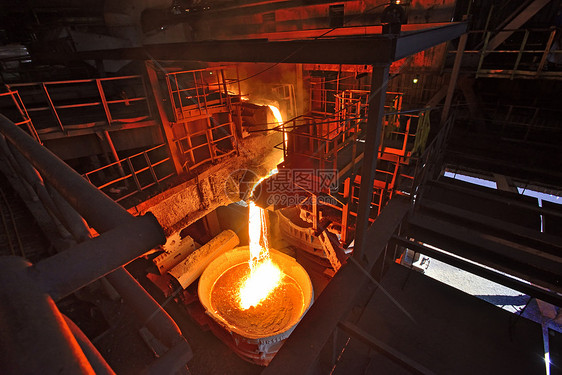 钢厂钢包液态铁图片