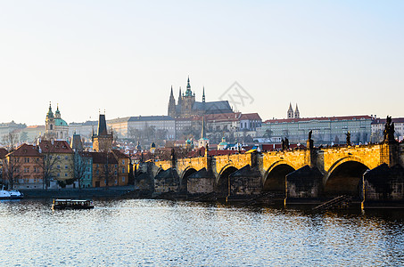 布拉格城堡查尔斯桥瓦尔塔瓦河上的日落景色,捷克共国高清图片