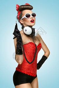 戴太阳镜的可爱女孩带着拔掉插头的音乐耳机的特写照片图片