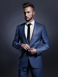 穿着优雅蓝色西装的英俊时尚男人的肖像图片