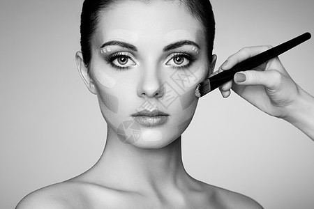 化妆师应用斯金通漂亮的女人脸完美的妆容护肤基金会黑白相间图片