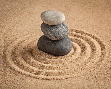 日本禅宗石园放松,冥想,简单平衡的鹅卵石耙沙平静的场景背景图片