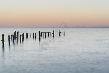 美丽平静的长曝光景观,日落时被毁的码头图片