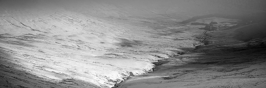 喜怒无常的低云冬季景观山区的黑白图片