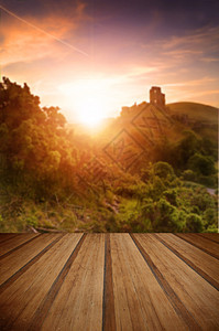 美丽的梦幻童话城堡遗址,浪漫的彩色日出与木制木板地板图片
