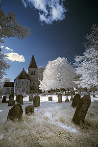 英国乡村景观中的老教堂红外图片